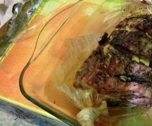 オーブンで焼いた豚肉：自家製レシピ ホイルで焼くために茹でた豚肉をマリネする方法
